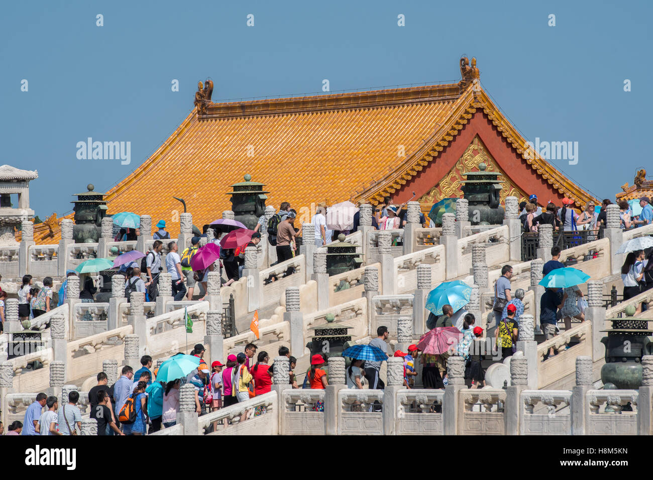 Beijing, China - Los turistas que caminan y tomar fotos al entrar en el Museo del Palacio ubicado en la Ciudad Prohibida. Foto de stock