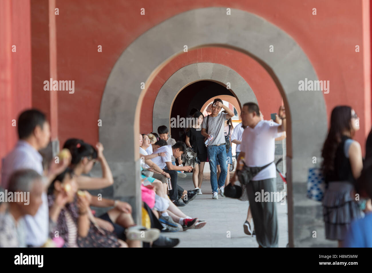 Beijing, China - turistas tomando fotos y descansando en la Ciudad Prohibida. Foto de stock