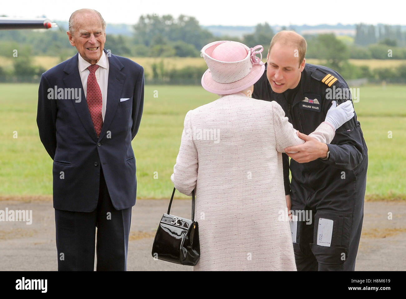 La Reina y el príncipe Felipe con el príncipe Guillermo en la apertura de la nueva base de la East Anglian Ambulancia Aérea (EAAA) en Cambridge Foto de stock