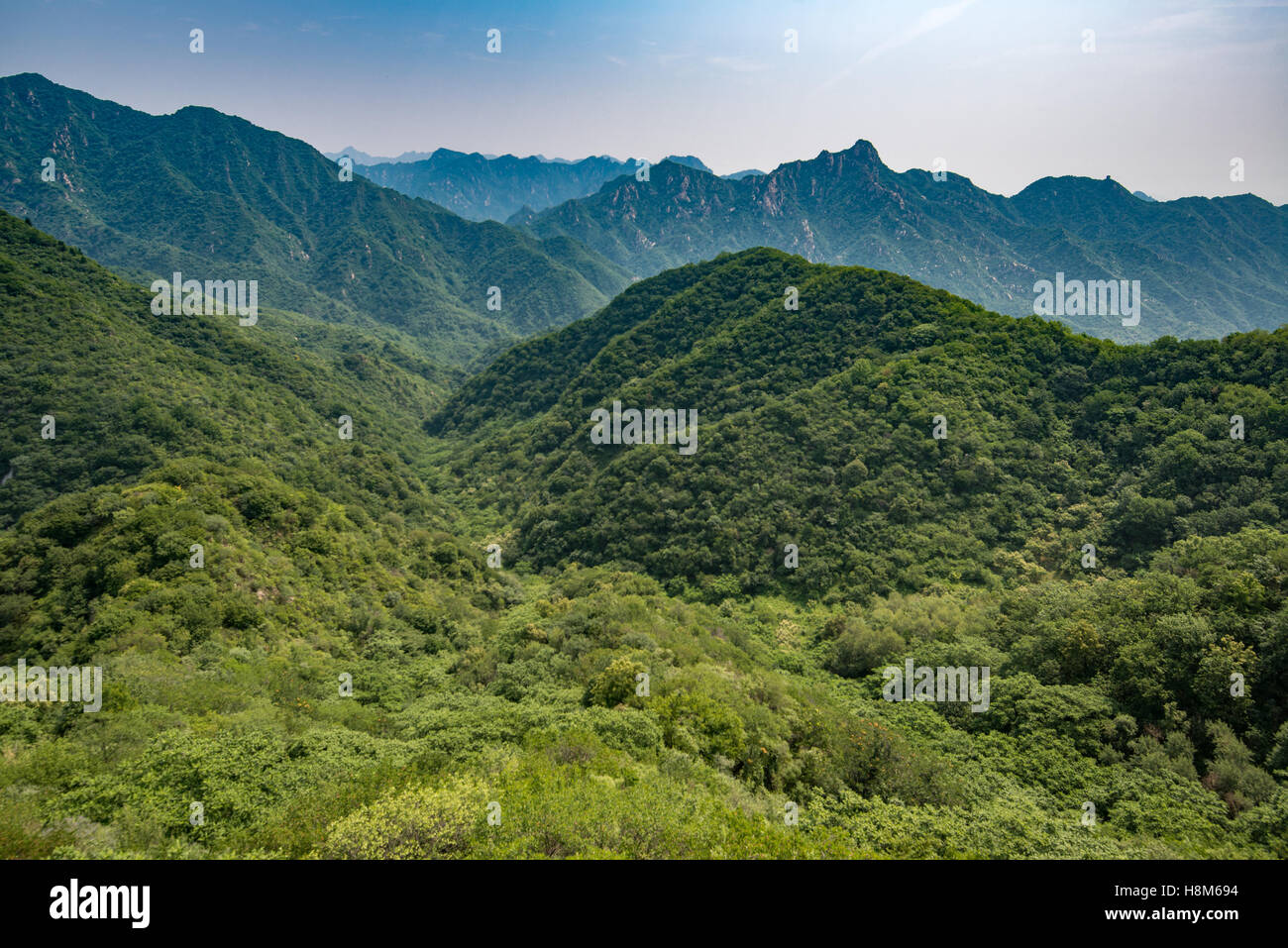 Mutianyu, China - con vistas al paisaje de la Gran Muralla de China cordillera. El muro se extiende más de 6.000 kilómetros de montaña Foto de stock