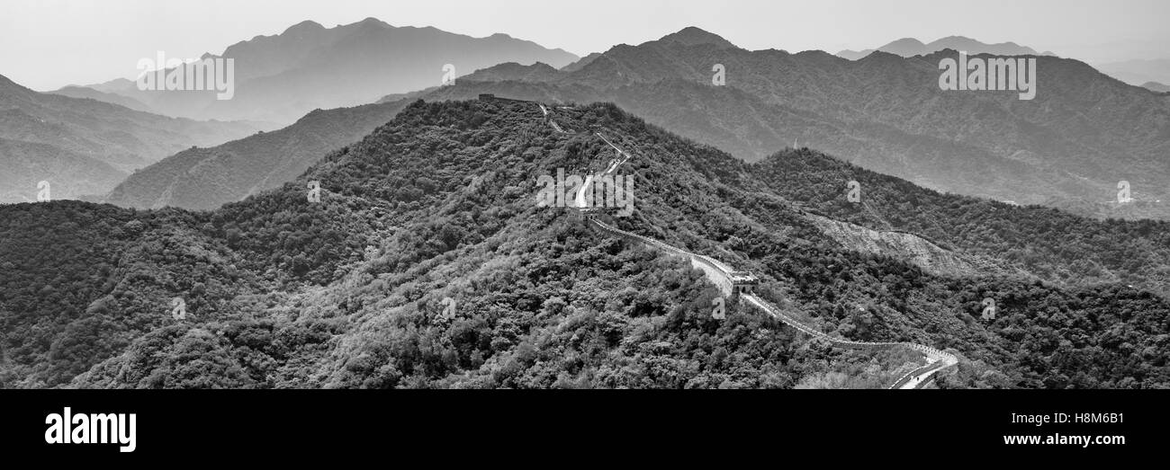 Mutianyu, China - con vistas al paisaje de la Gran Muralla de China cordillera. El muro se extiende más de 6.000 kilómetros de montaña Foto de stock