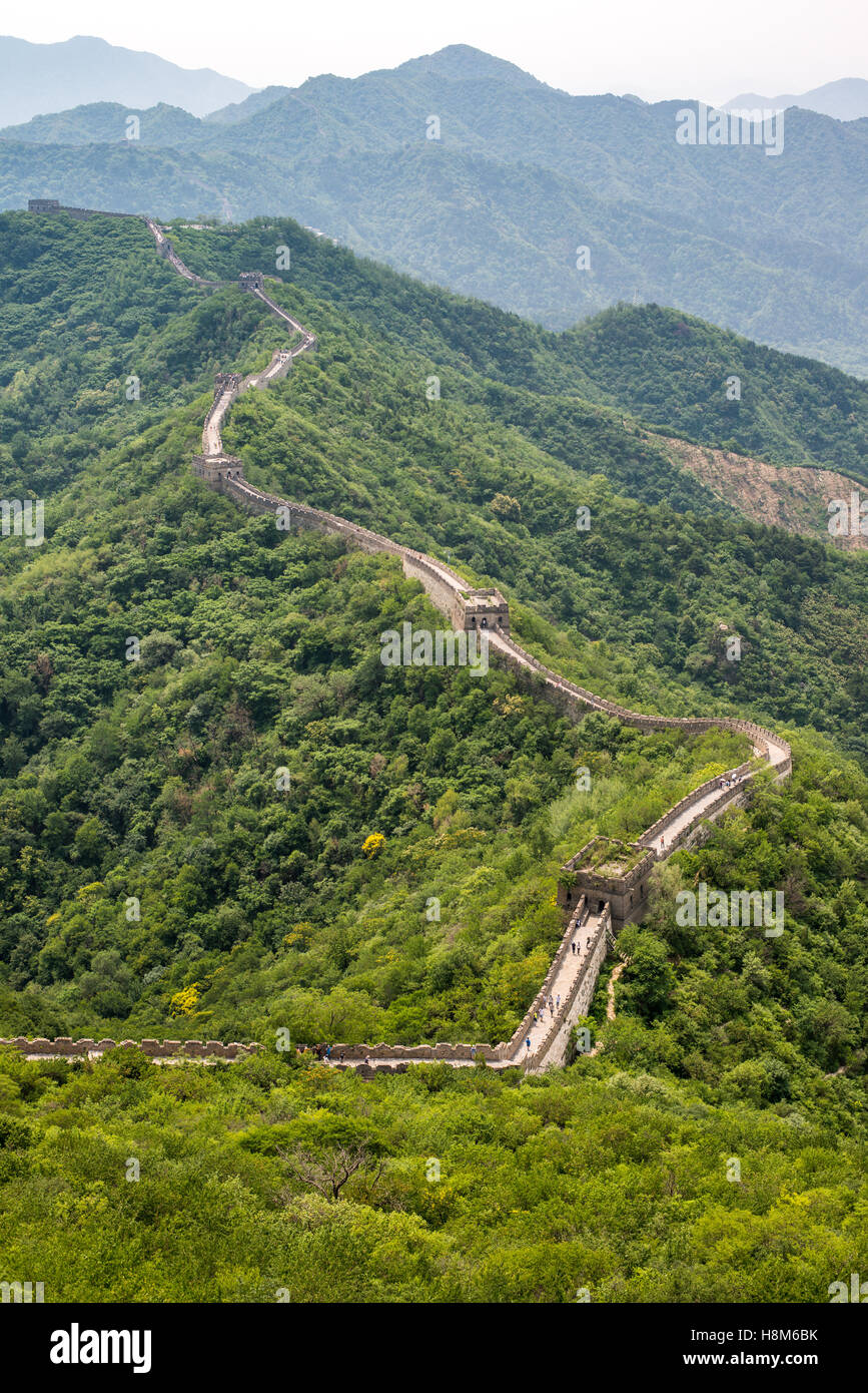 Mutianyu, China - con vistas al paisaje de la Gran Muralla de China. El muro se extiende más de 6.000 kilómetros de este a oeste montañoso un Foto de stock