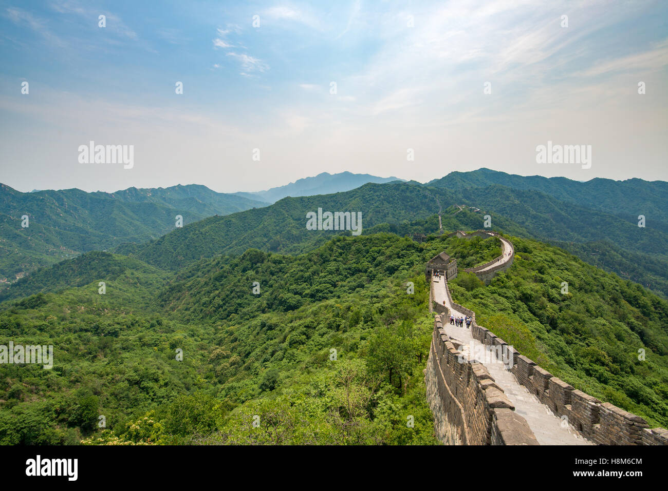 Mutianyu, China - con vistas al paisaje de la Gran Muralla de China. El muro se extiende más de 6.000 kilómetros de este a oeste montañoso un Foto de stock