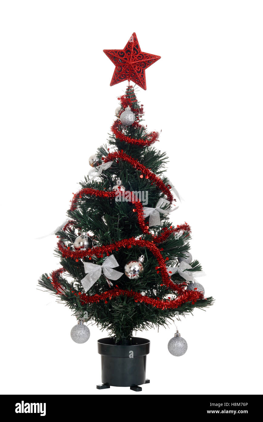 Aislados de plata y rojo árbol de navidad Fotografía de stock - Alamy