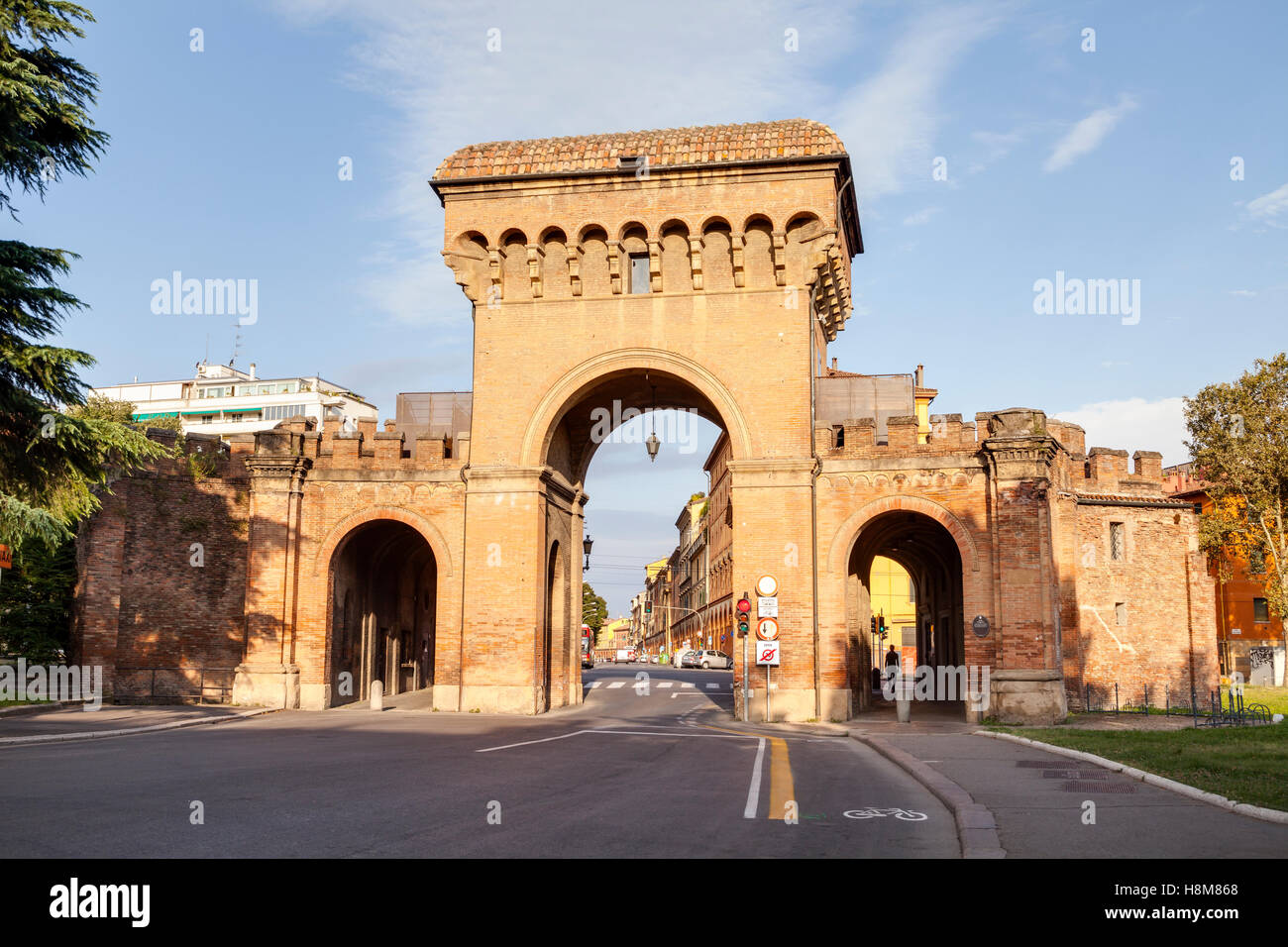 Porta Zaragoza en Bolonia. Es uno de los portales o puertas de la muralla  medieval de la ciudad Fotografía de stock - Alamy