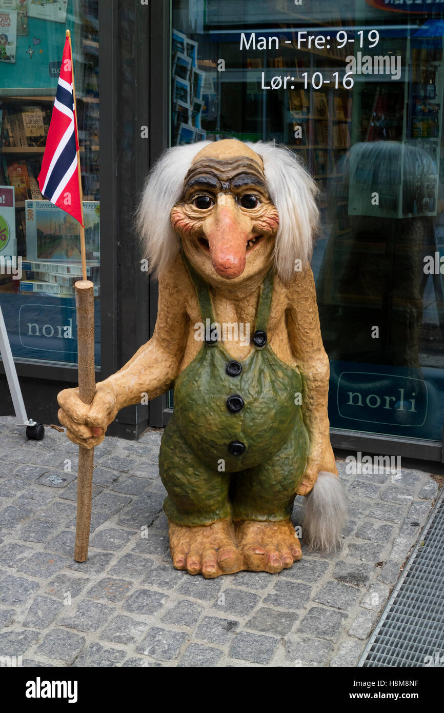 Troll doll como anuncio en frente de una tienda, Kristiansand, Noruega Foto de stock