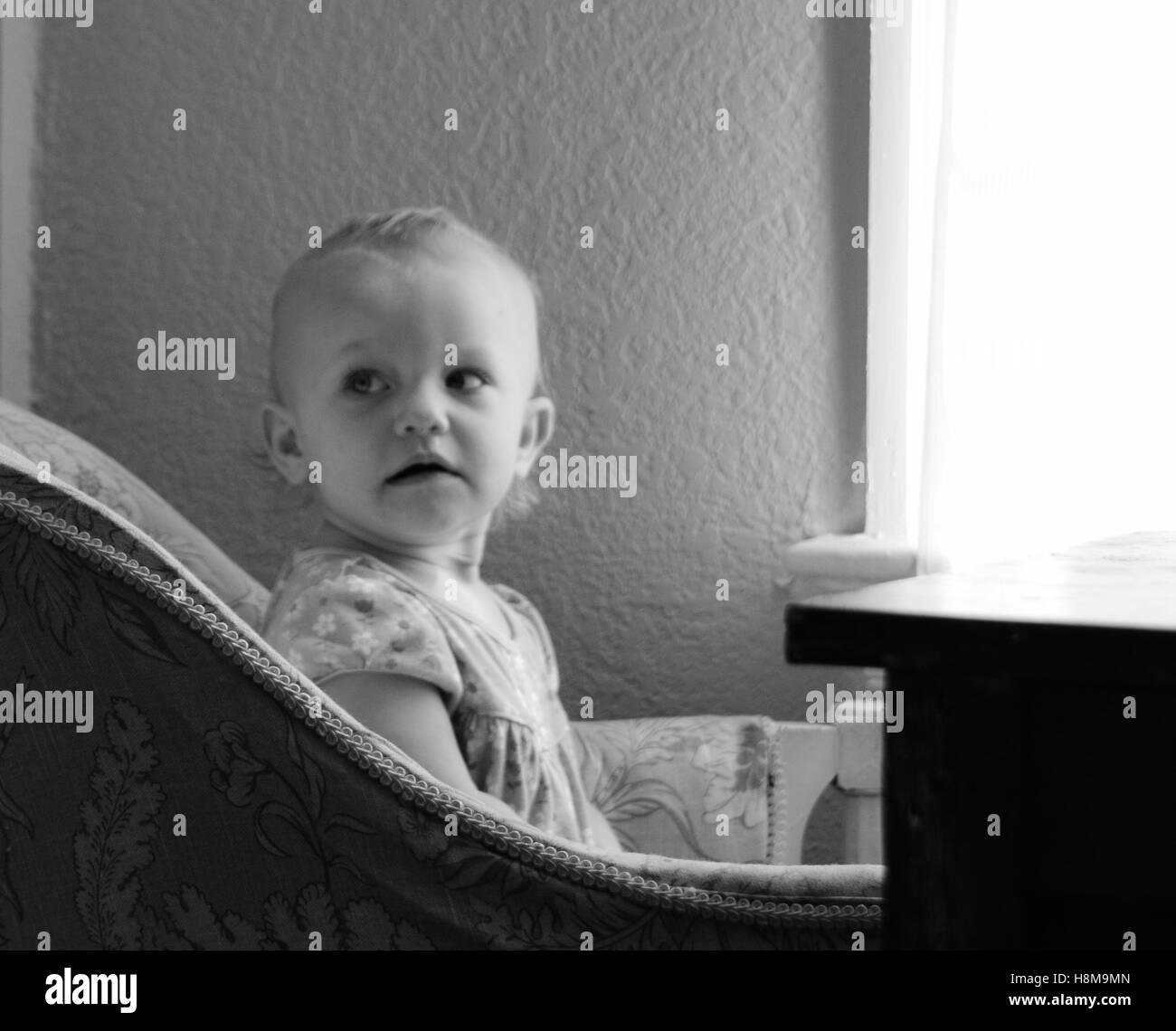 En la silla del niño en blanco y negro Foto de stock
