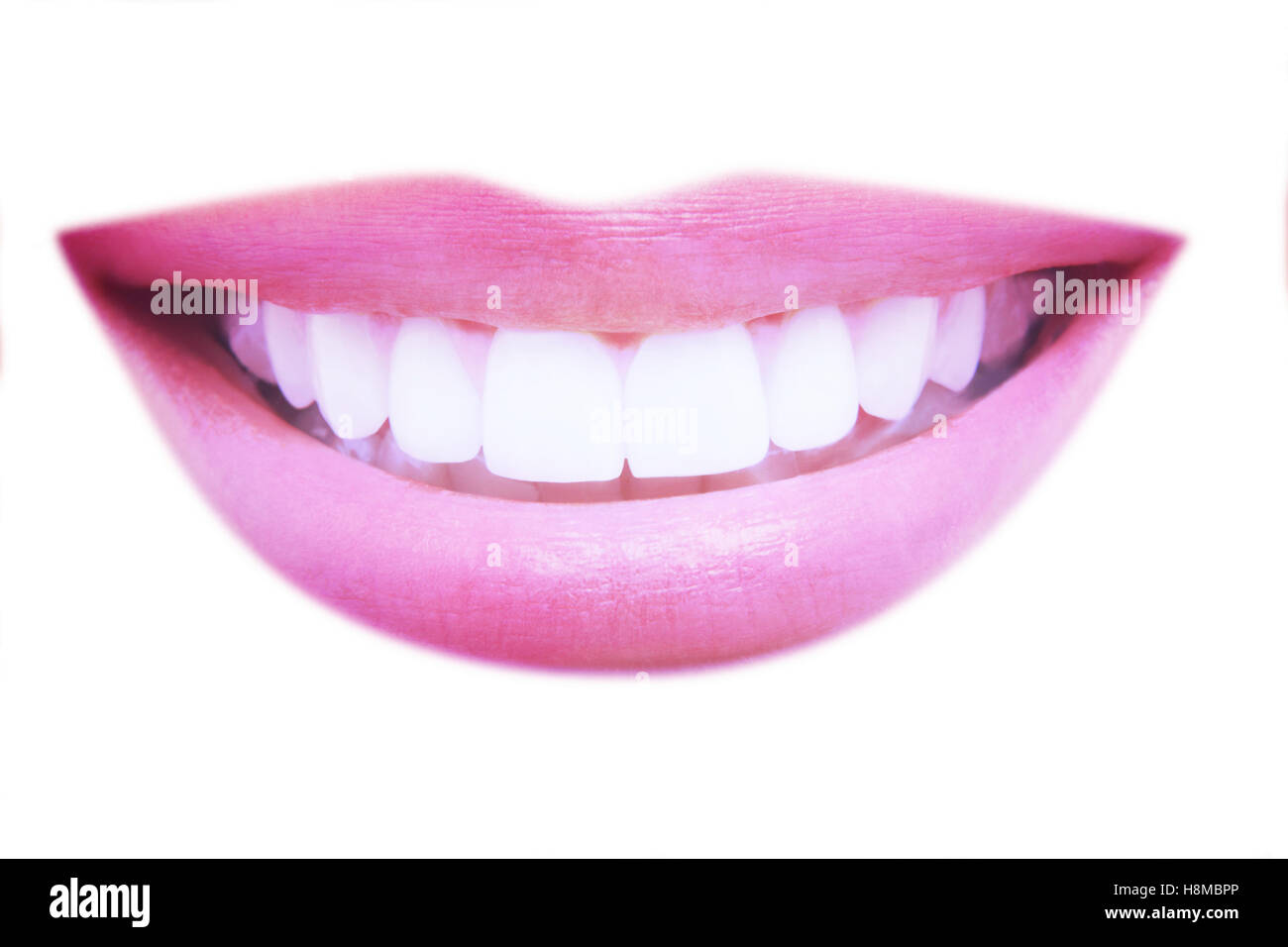 Primer plano de una bella sonrisa con dientes sanos sobre fondo blanco. Foto de stock