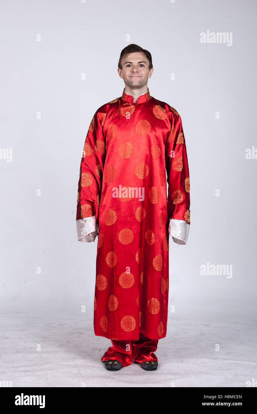 Hombres Caucasicos En Chino Tradicional Traje De Boda Fotografia De Stock Alamy