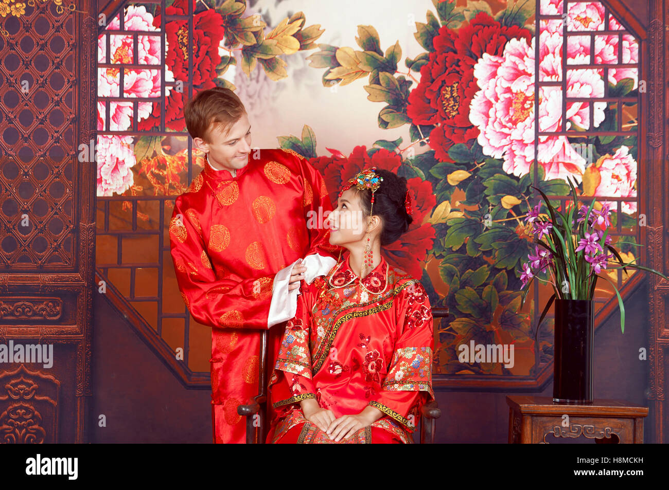 La Novia Y El Novio De Raza Mixta En Studio Vistiendo Trajes De Boda Chino Tradicional Fotografia De Stock Alamy