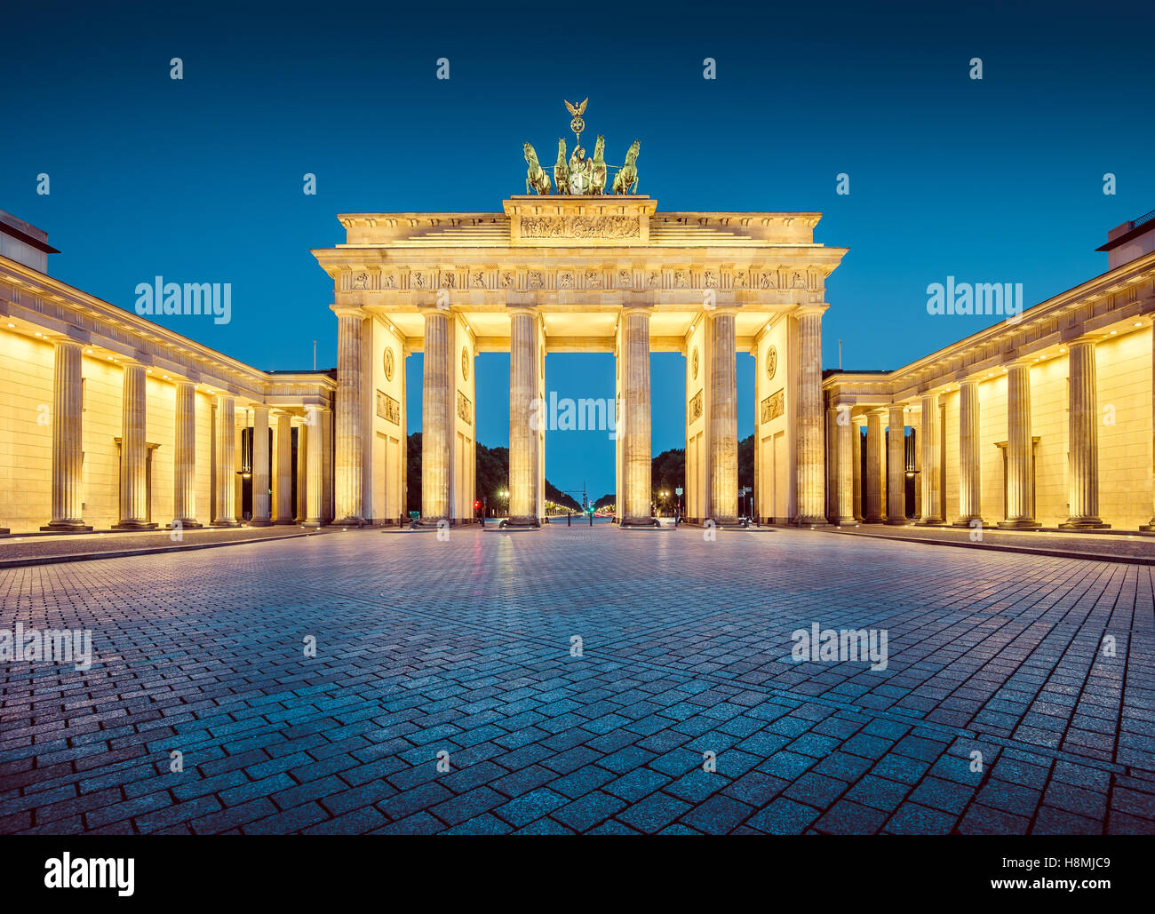 Vista clásica de la famosa Puerta de Brandenburgo en penumbra, el centro de Berlín, Alemania Foto de stock