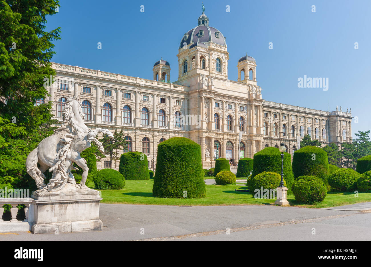 Vista clásica del famoso Naturhistorisches Museum (Museo de Historia Natural) con el parque y la escultura en Viena, Austria. Foto de stock