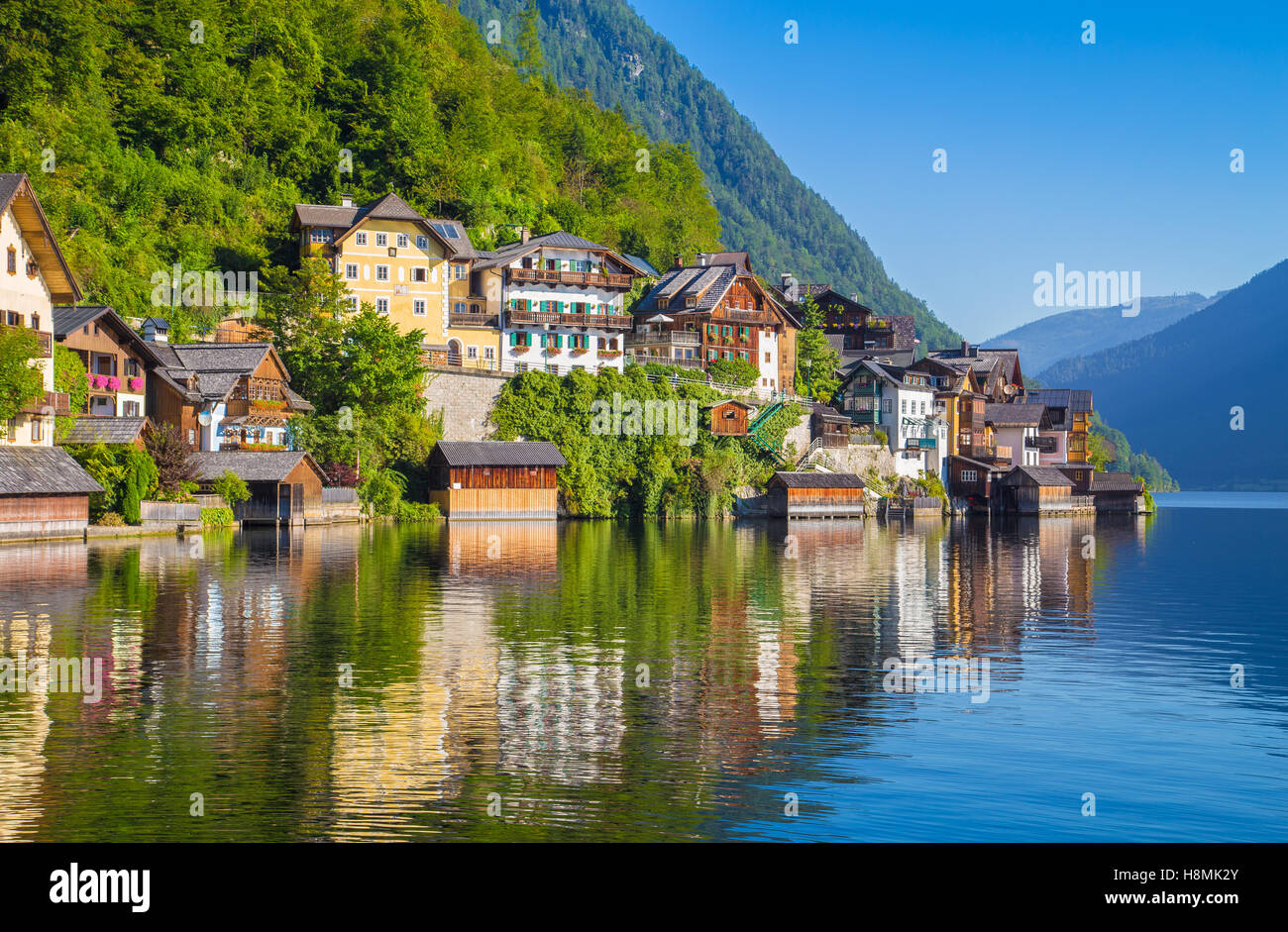 Ver postal clásica de Hallstatt famosa ciudad lacustre en los Alpes en la hermosa luz matinal en verano, Salzkammergut, Austria Foto de stock