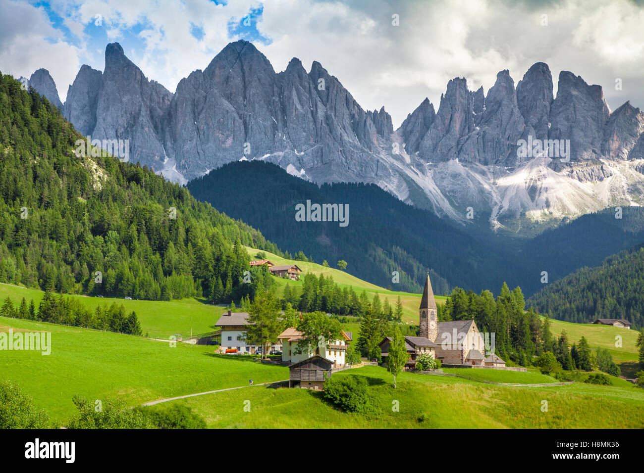 Idílico paisaje de montaña en los Dolomitas con la famosa Santa Magdalena Mountain Village, Val di Funes, Tirol del Sur, Italia Foto de stock