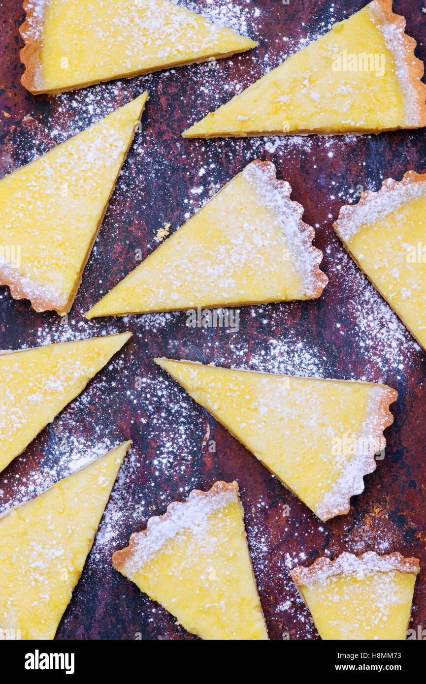 Tarta de limón casera rebanadas sobre pizarra Foto de stock