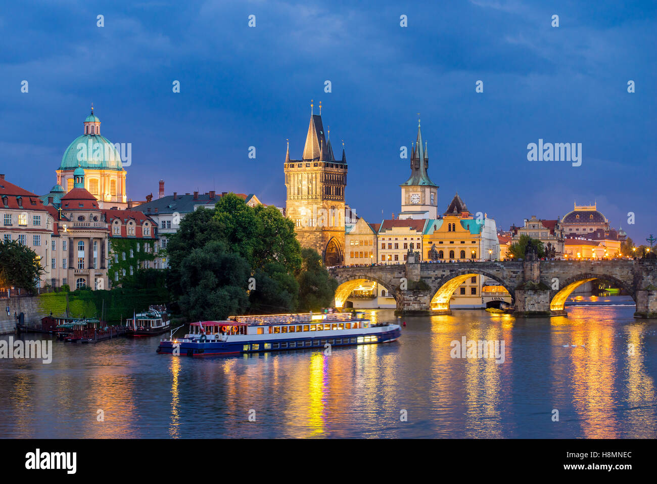 Vista del río Vltava y el Puente de Carlos al atardecer Praga República Checa Europa Foto de stock