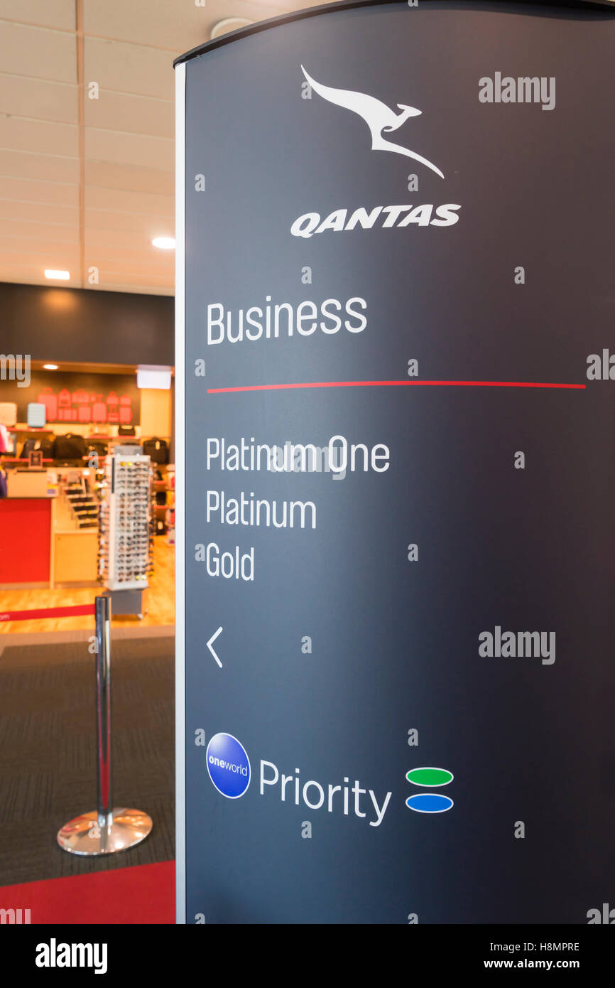 Close-up de Qantas letreros de clase Business en el aeropuerto de Melbourne Foto de stock