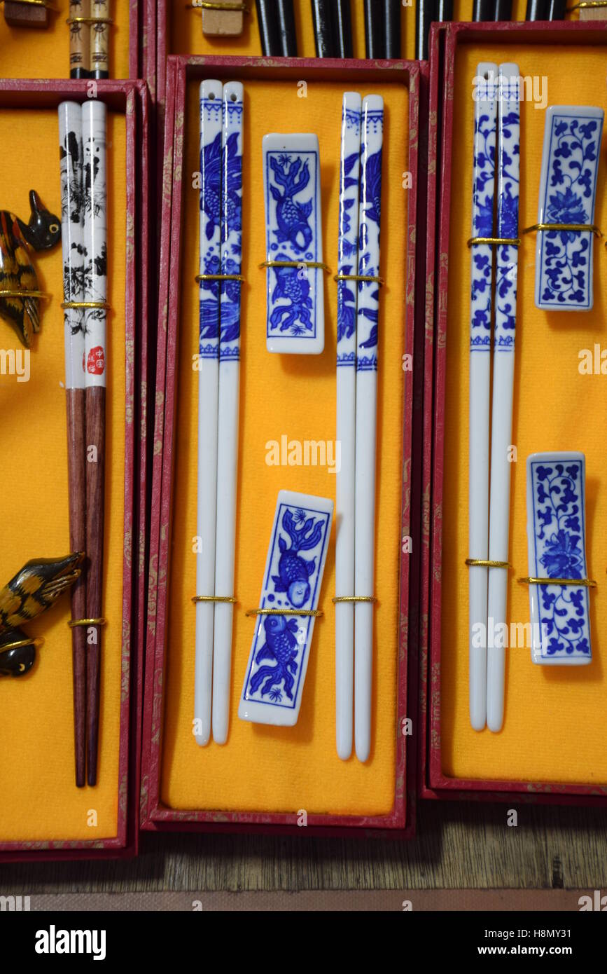 Palillos chinos típicos se venden como recuerdos en un puesto en el mercado de Hong Kong, China Foto de stock