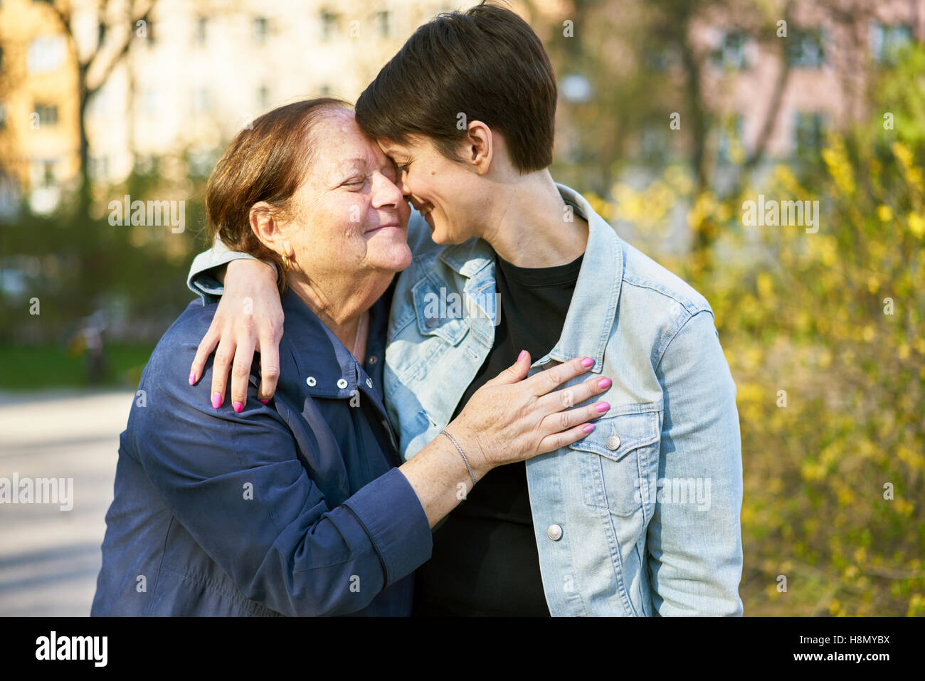 Dos mujeres abrazando Foto de stock