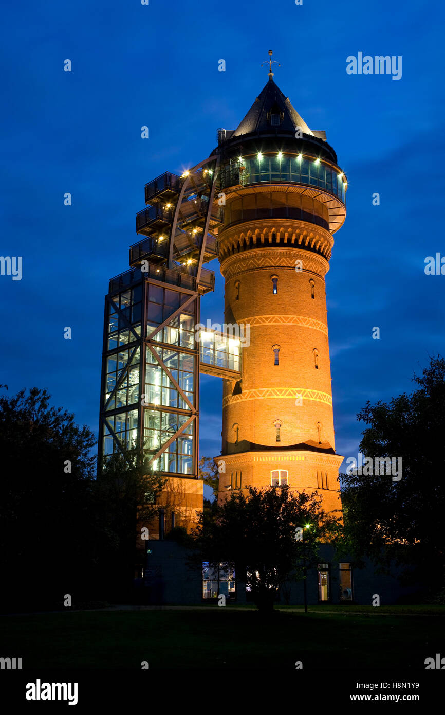Alemania, área de Ruhr, Muelheim en el río Ruhr, Acuario Museo del agua en una antigua torre de agua Foto de stock