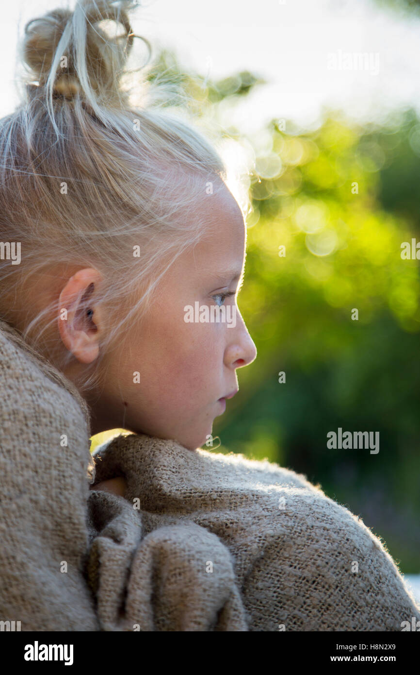 Retrato de pensive girl (12-13) envuelto en una manta Foto de stock