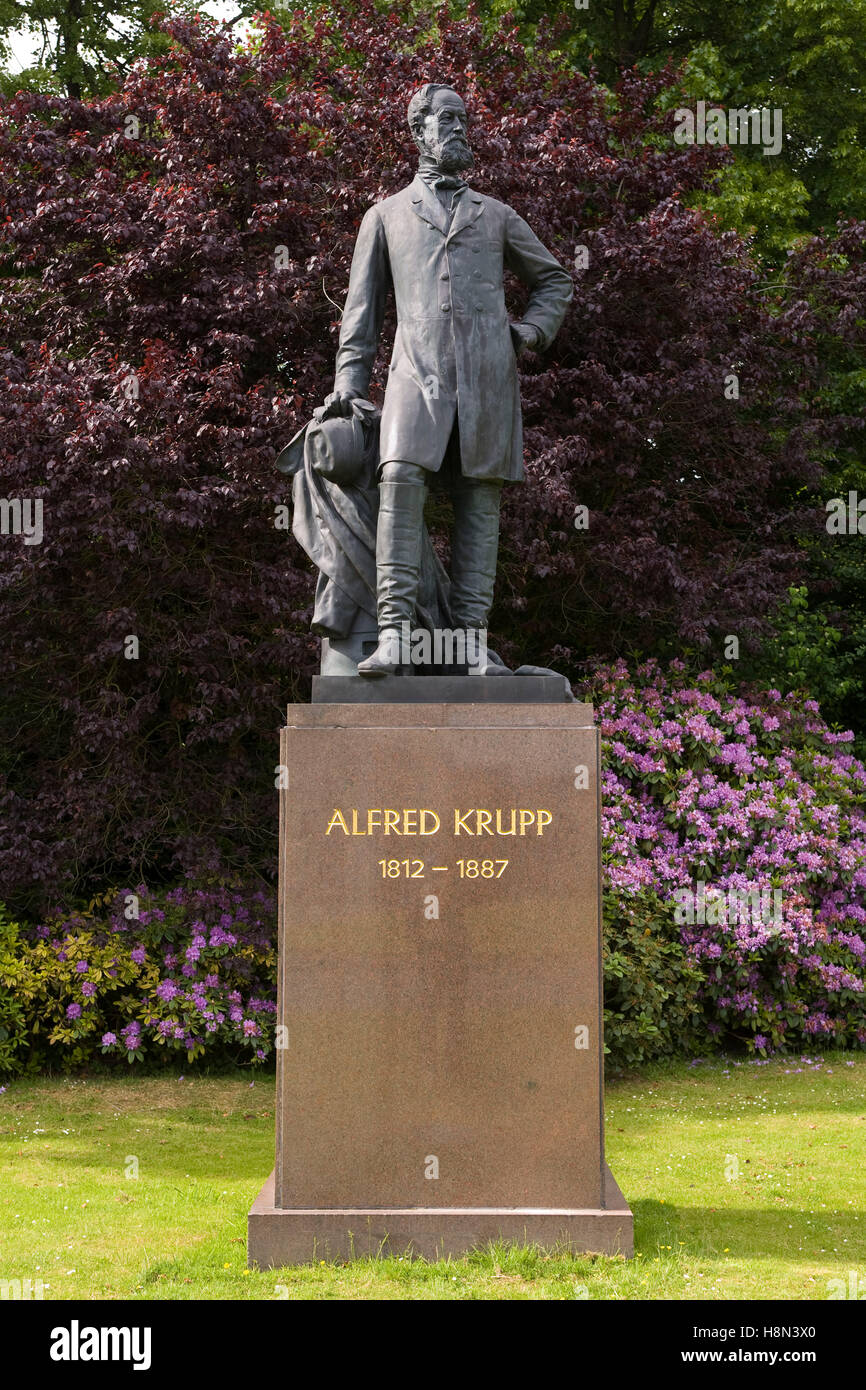 Alemania, Essen, la estatua de Alfred Krupp (18121887) en el parque de