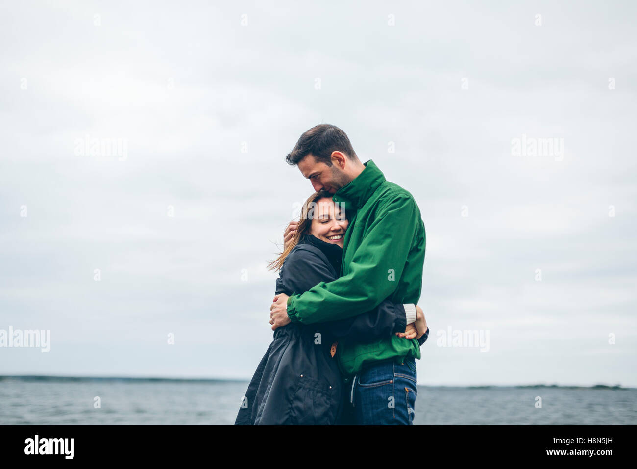 Pareja abrazándose Foto de stock