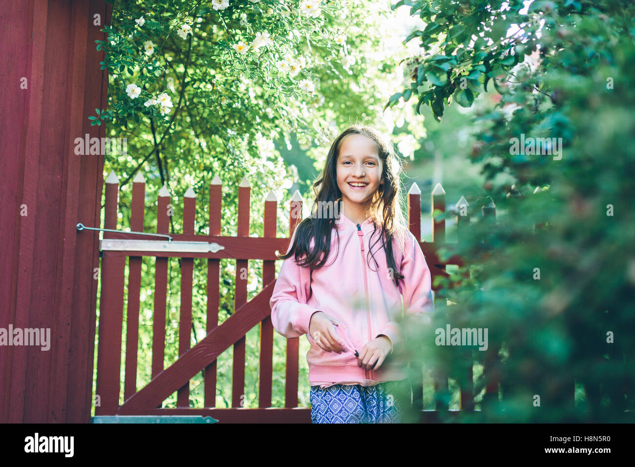 Retrato de niña sonriente (10-11) en entorno rural Foto de stock