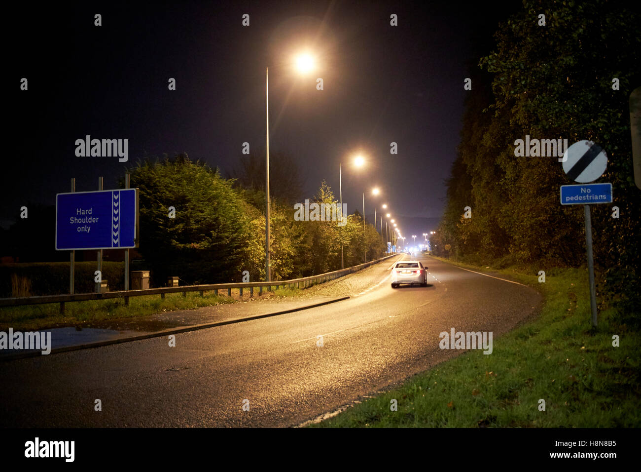 Autopista sobre el deslizamiento en la noche de la M2 en Newtownabbey Reino Unido Irlanda del Norte Foto de stock