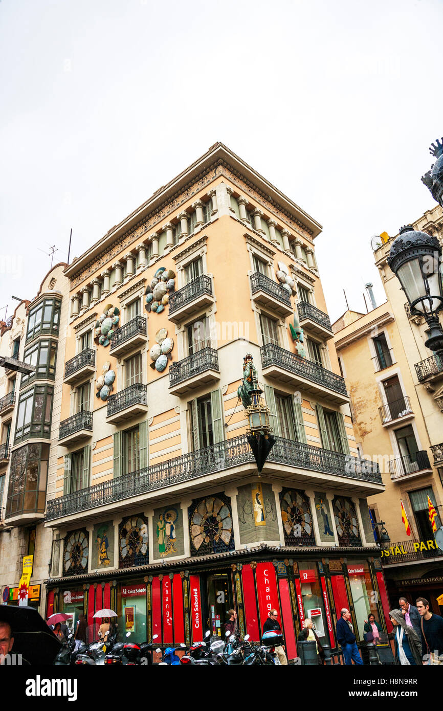 Barcelona Ramblas Art tienda paraguas con linterna de dragón colgando de una fachada de la Fotografía de stock - Alamy