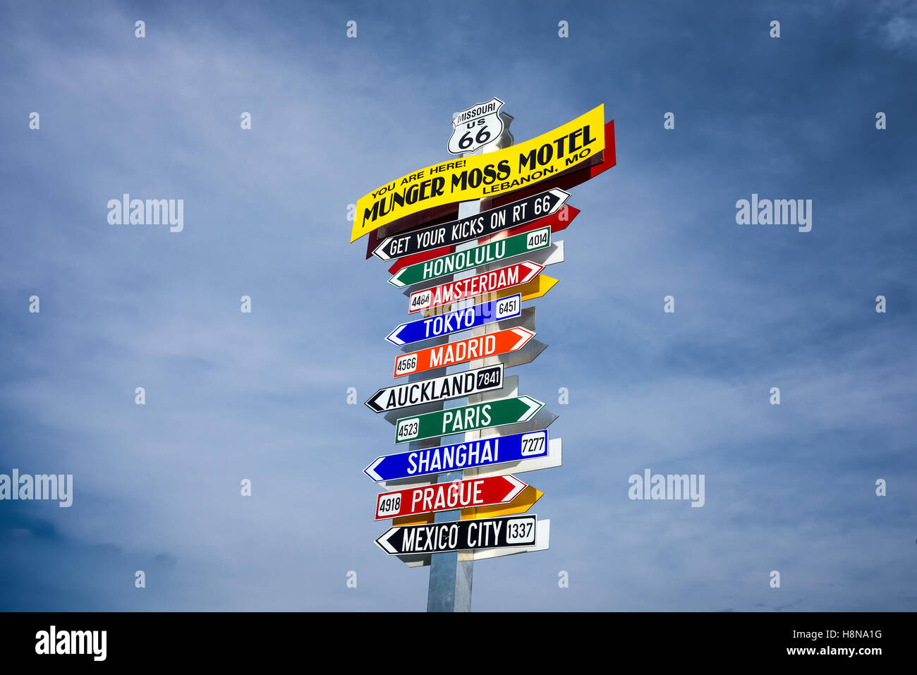 Dirección gracioso en el cartel Munger Moss Motel con nombres de ciudades famosas en todo el mundo Foto de stock
