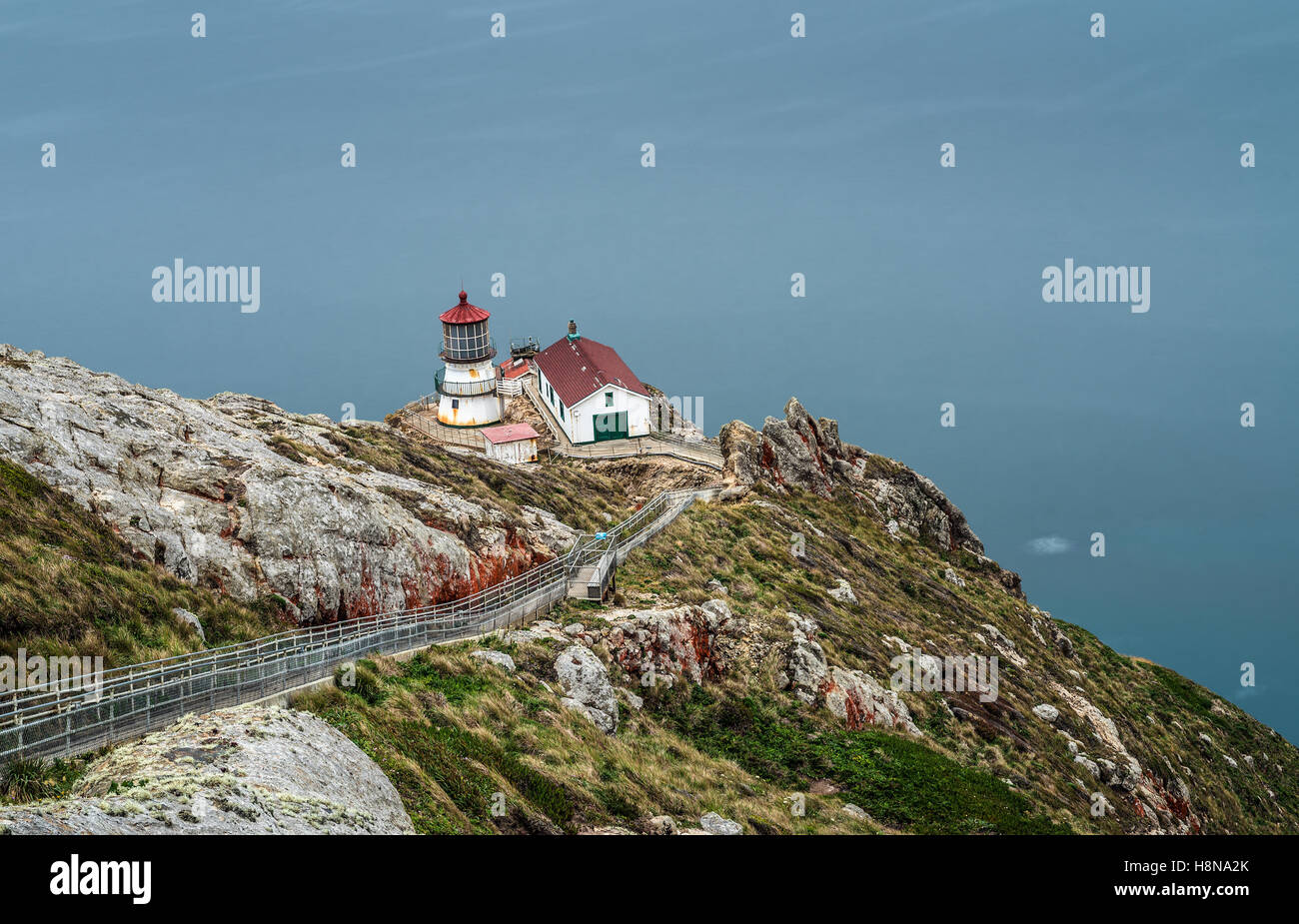 Una empinada escalera hasta el punto Reyes Faro de Point Reyes National Seashore, California. La larga exposición. Foto de stock