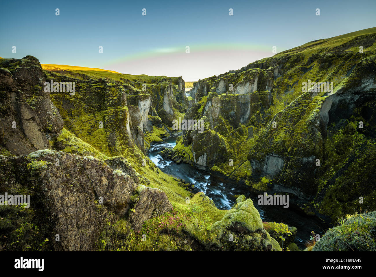 Fjadrargljufur profundo cañón y río que fluye a lo largo de la parte inferior del cañón, en el sureste de Islandia Foto de stock