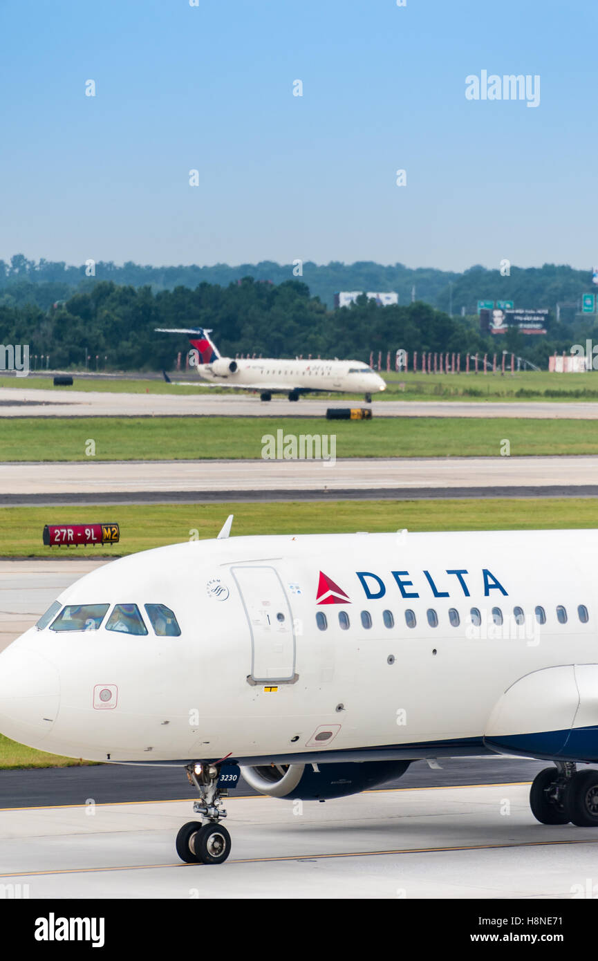 Delta Air Lines surtidores en la pista de rodaje en el Aeropuerto Internacional Hartsfield-Jackson de Atlanta en Atlanta, Georgia. (Ee.Uu.) Foto de stock