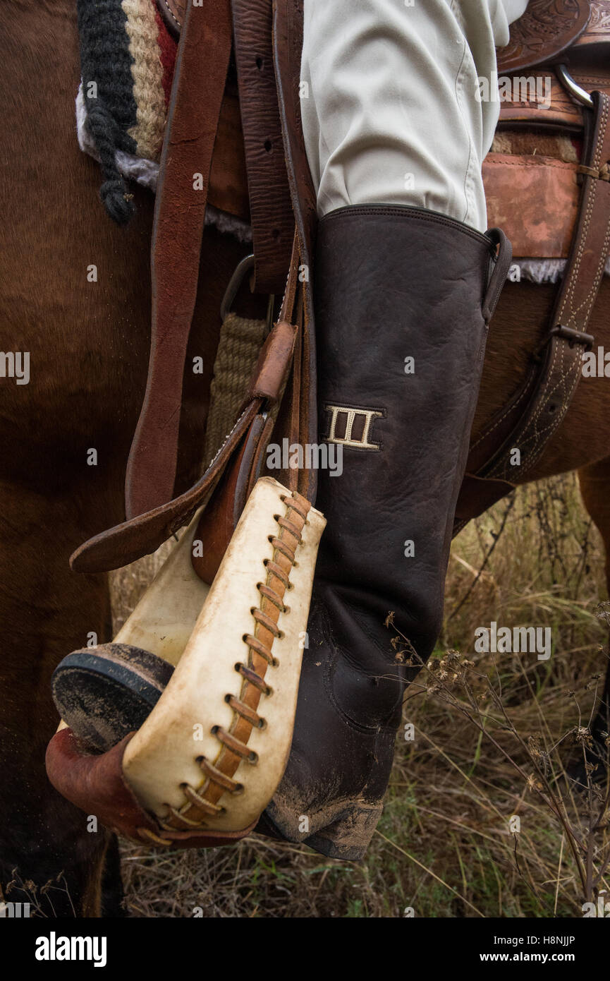 Primer plano de una bota de vaquero en el estribo a caballo Foto de stock