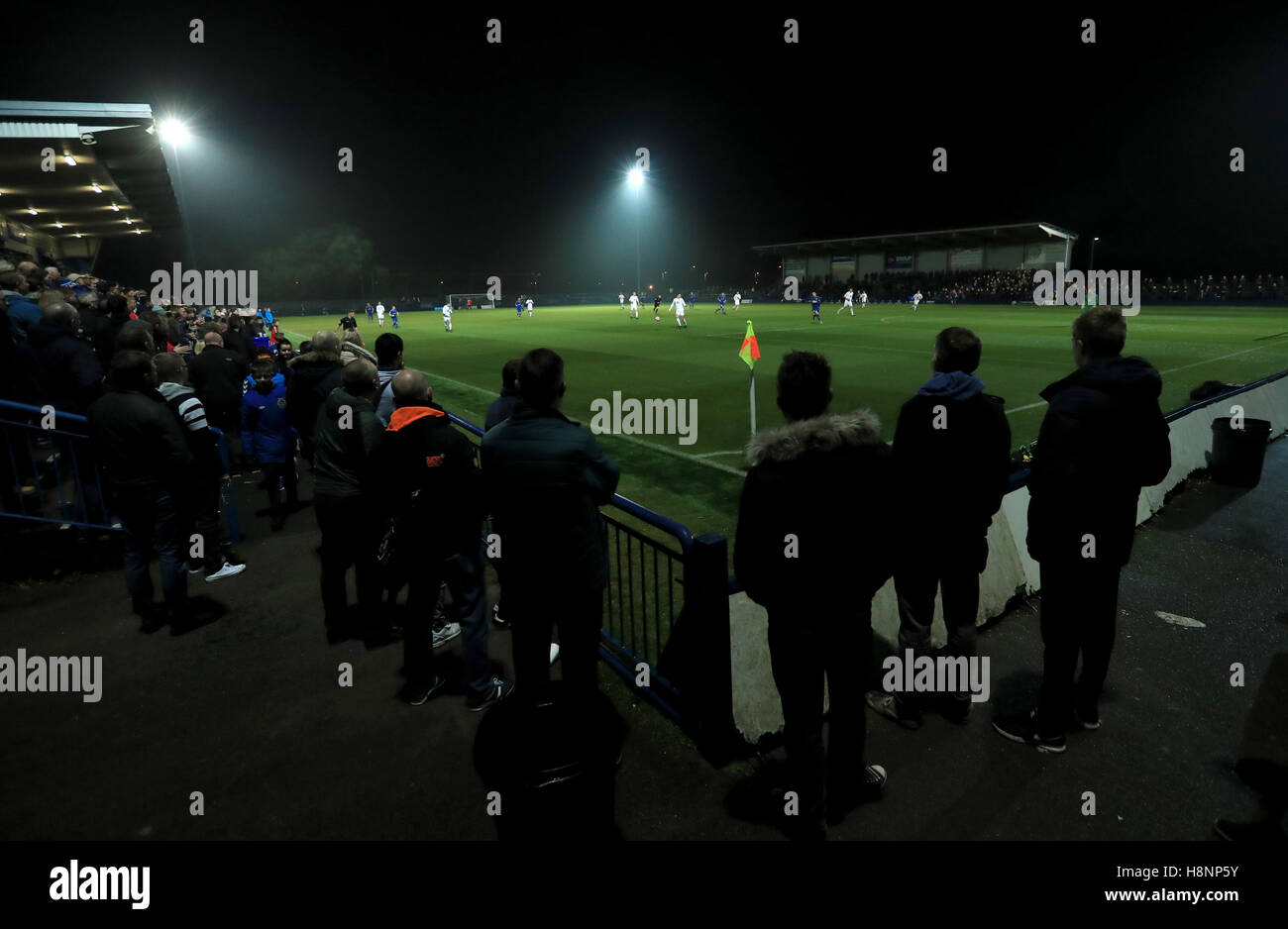 Una vista general del partido en acción durante los Emiratos, primera ronda de la Copa de la FA en el estadio Tameside Replay, Ashton-under-Lyme. Foto de stock
