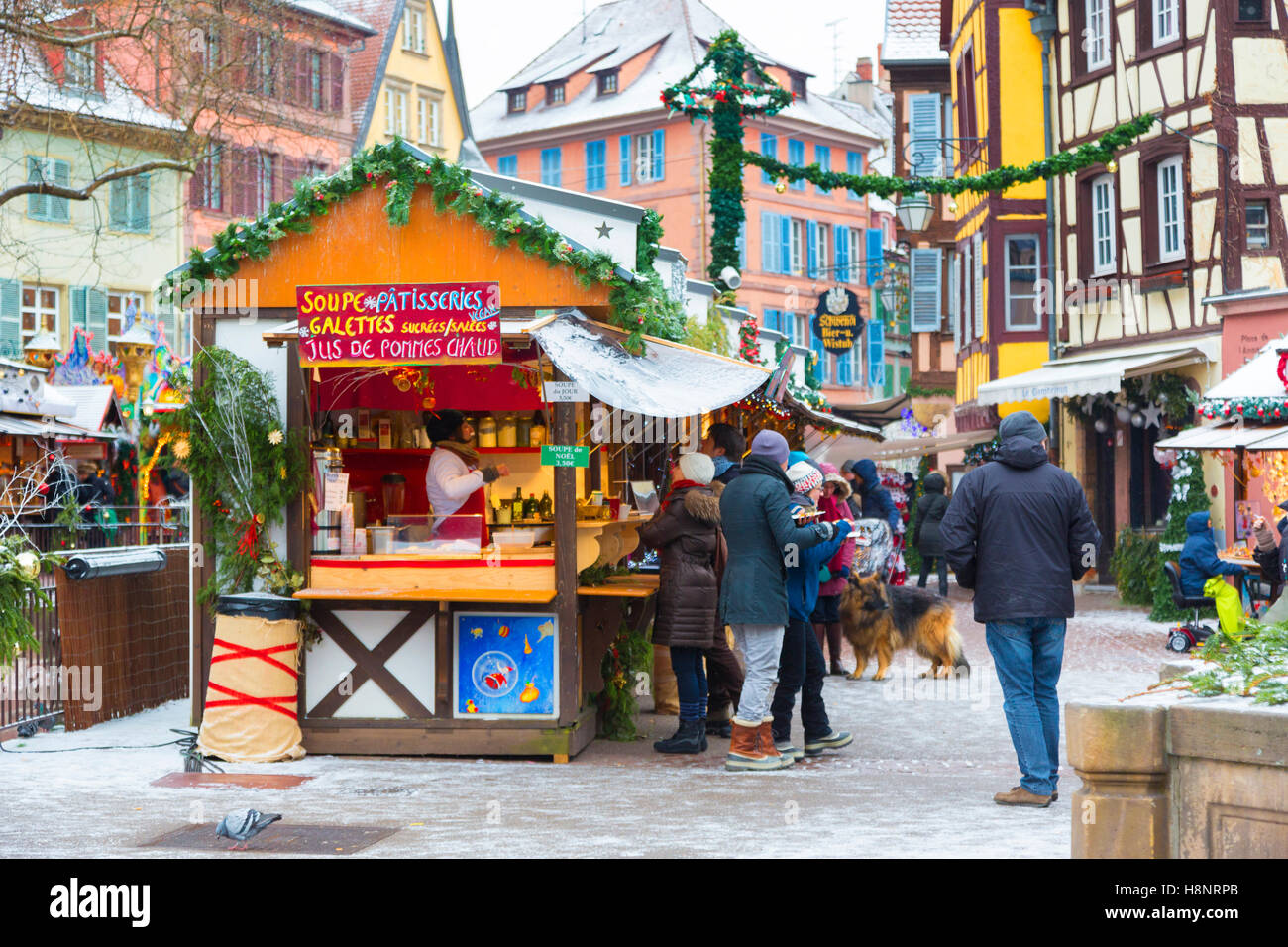 Histórico mercado de Navidad en el centro de Colmar, la ruta del vino de Alsacia, Haut-Rhin, Francia Foto de stock