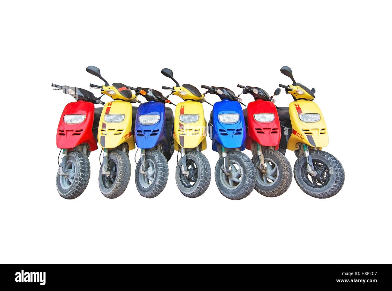 Siete motos en azul, amarillo y rojo estacionado aislado en blanco. Foto de stock