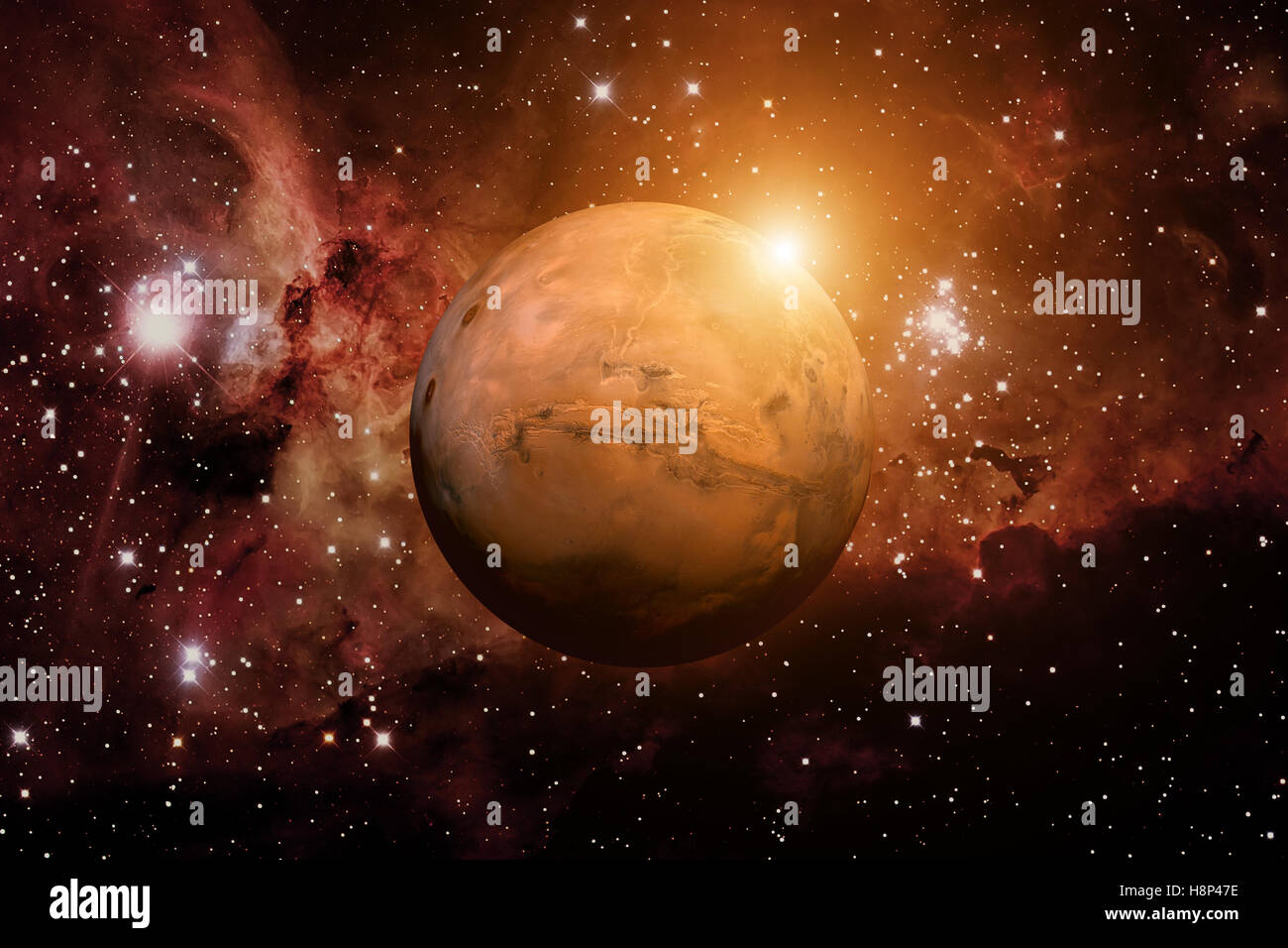 El planeta Marte. La nebulosa en el fondo. Foto de stock