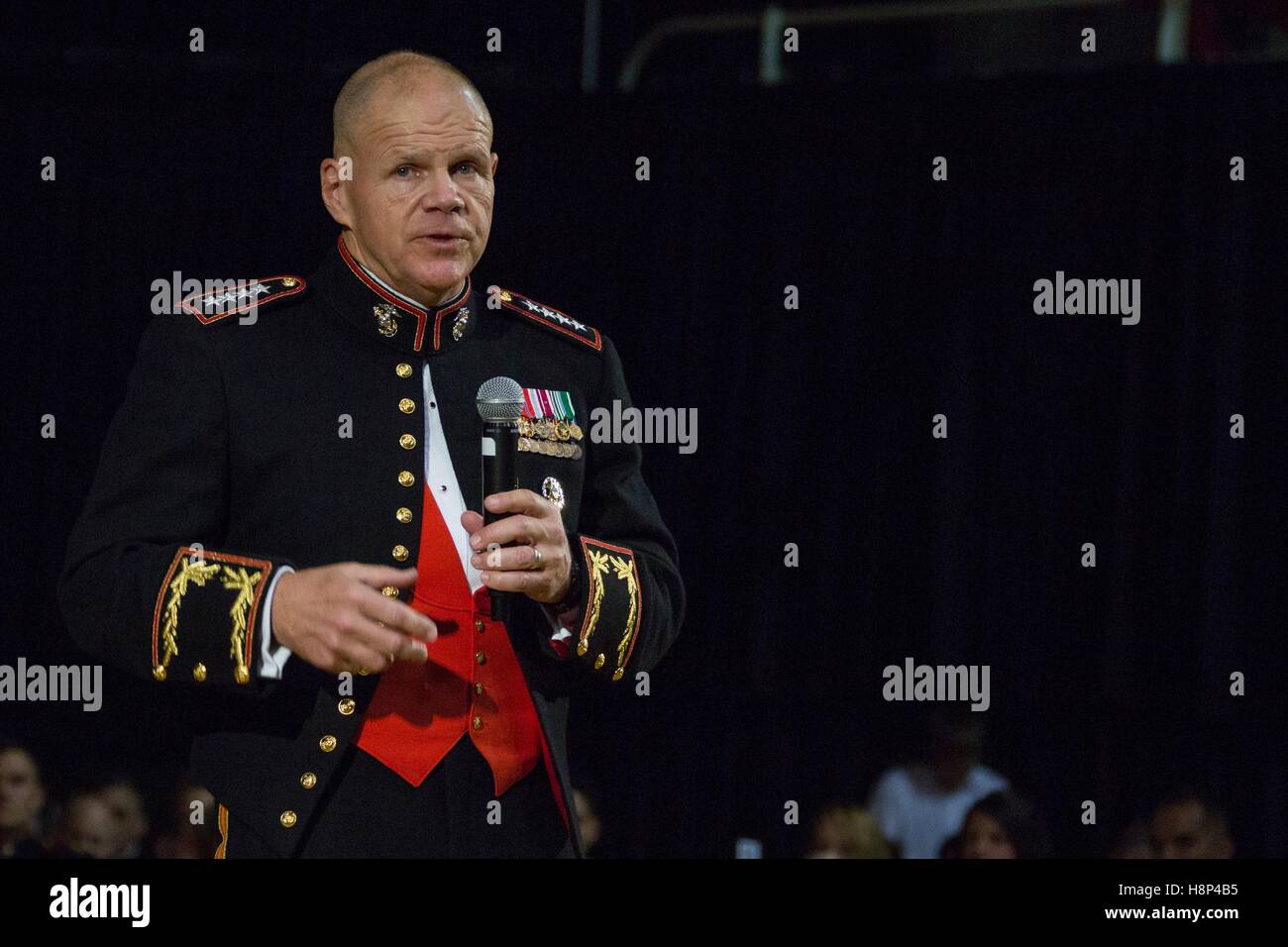 El Comandante del Cuerpo de Infantería de Marina de EE.UU. Robert Neller habla a los invitados en la Fuerza Expedicionaria de la Marina Marine Corps cumpleaños bola en el Marine Corps Base Camp Lejeune, 5 de noviembre de 2016 en Jacksonville, Carolina del Norte. Foto de stock