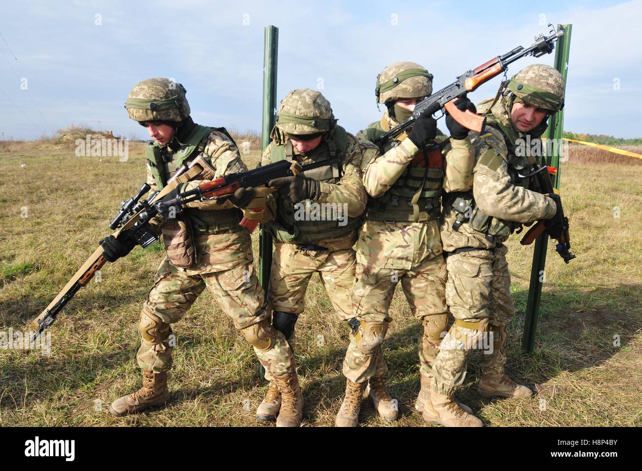 Los soldados ucranianos apilar hasta Sala de prácticas procedimientos de compensación durante un ejercicio de entrenamiento en el centro de mantenimiento de la paz y la seguridad internacionales, 5 de noviembre de 2016 en Yavoriv, Ucrania. Foto de stock