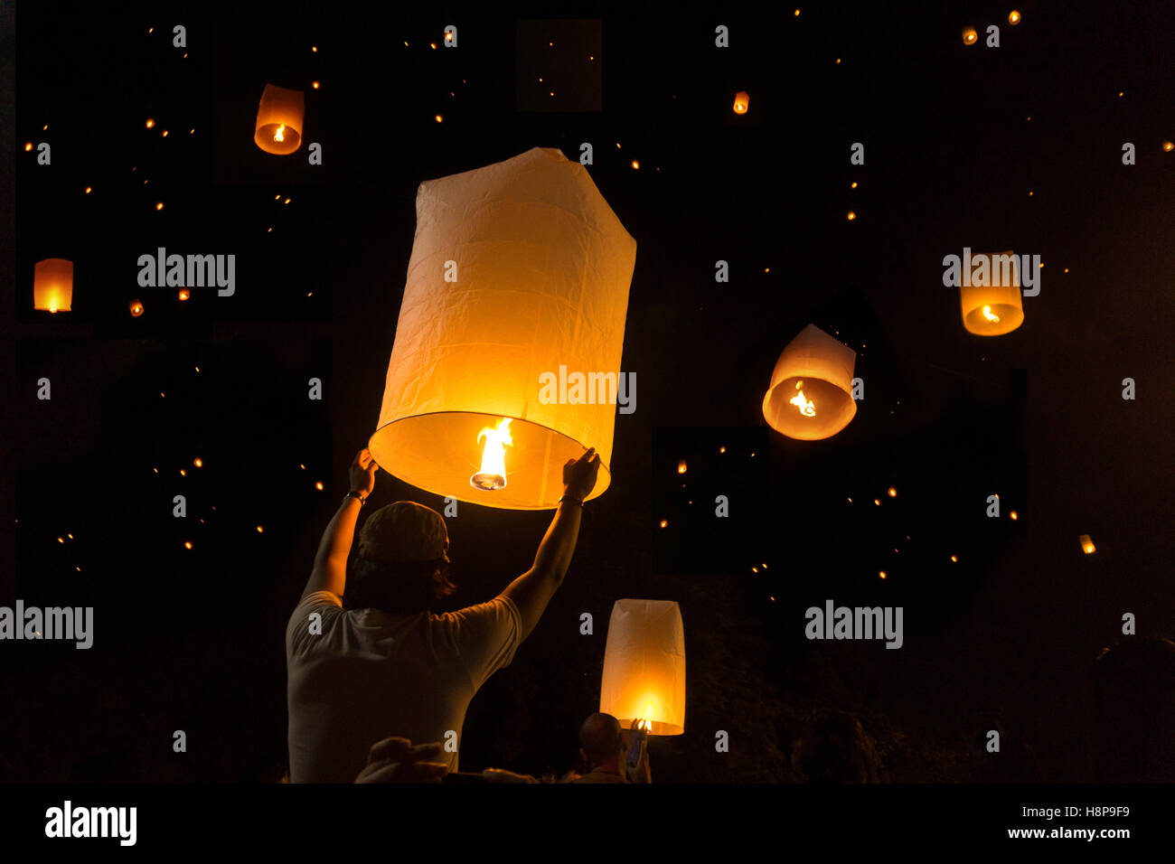 Globo de fuego volando linternas fotografías e imágenes de alta resolución  - Alamy