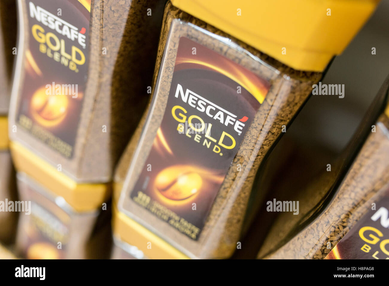 En el interior de una tienda de supermercados británica Nescafé Gold blend café instantáneo Foto de stock