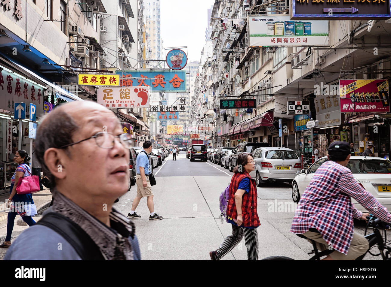 Escena callejera en Mong Kok, Hong Kong Foto de stock