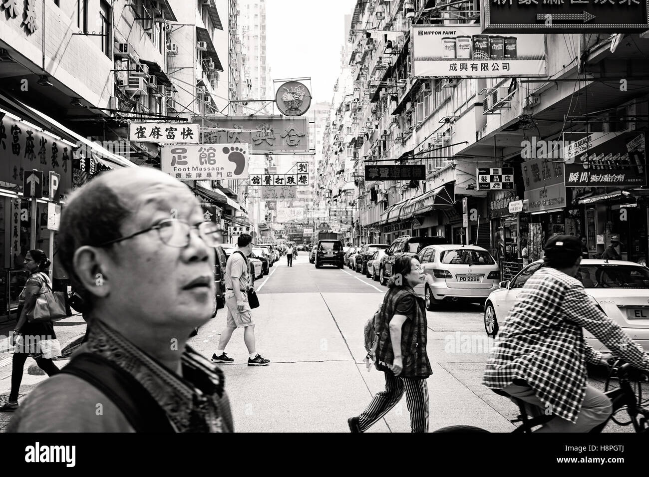 Blanco y Negro escena callejera en Mong Kok, Hong Kong, Kowloon Foto de stock