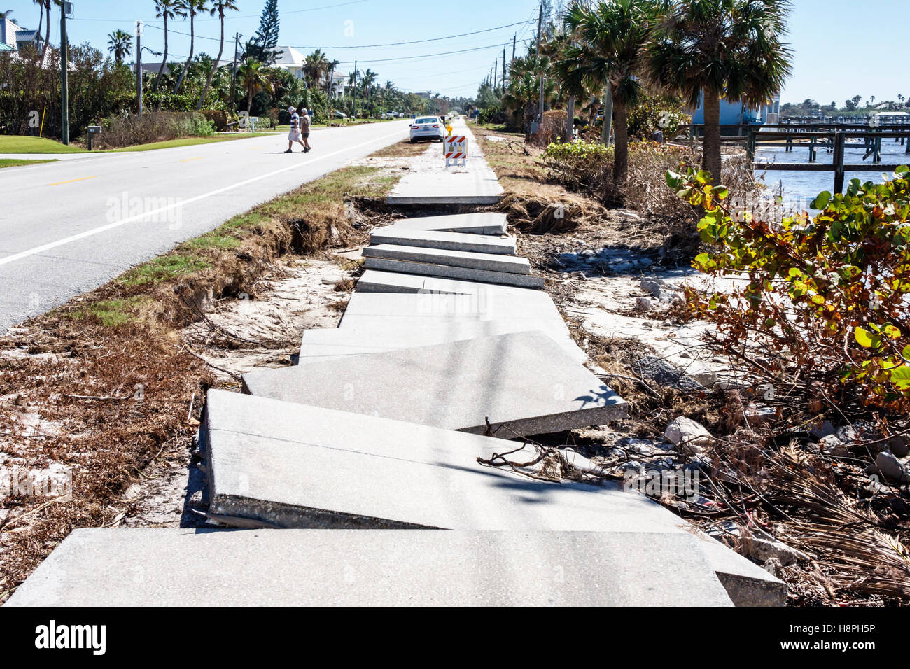 Vero Beach Florida, Ruta A1A de la autopista, acera dañada, erosión de marea alta, huracán Matthew, Indian River, FL161025130 Foto de stock