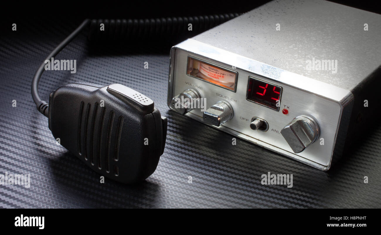 Antiguo CB Radio y micrófono sobre un fondo gris Fotografía de stock - Alamy