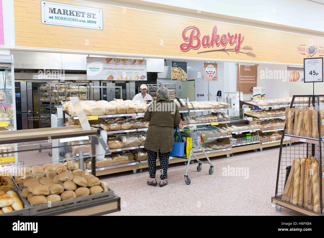 Interior de un supermercado Morrison. Panadería Foto de stock