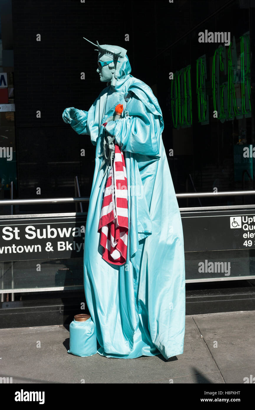 Ejecutante de la calle vestida como la Estatua de la libertad trabajan en la acera tratando de atraer turistas a tomar fotografías para un honorario. Foto de stock