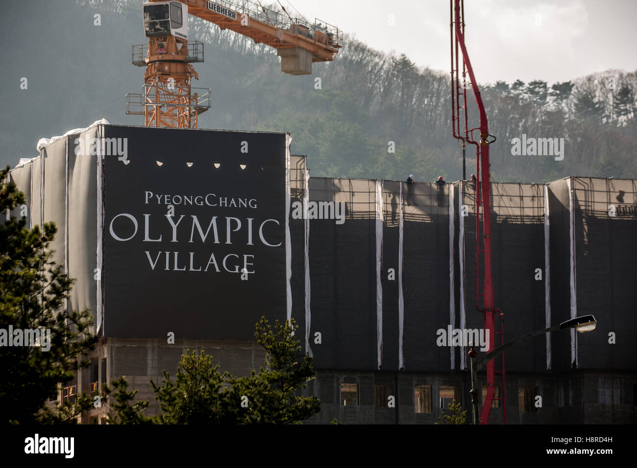 El sitio de construcción de los Atletas de la aldea en la villa olímpica en la región Pyoengchang, Corea del Sur, 10 de noviembre de 2016. Los Juegos Olímpicos de Invierno se celebrará desde el 9 hasta el 25 de febrero de 2018 en la región de montaña Pyoengchang y en la costa en Gangneung. Foto: Michael Kappeler/dpa Foto de stock